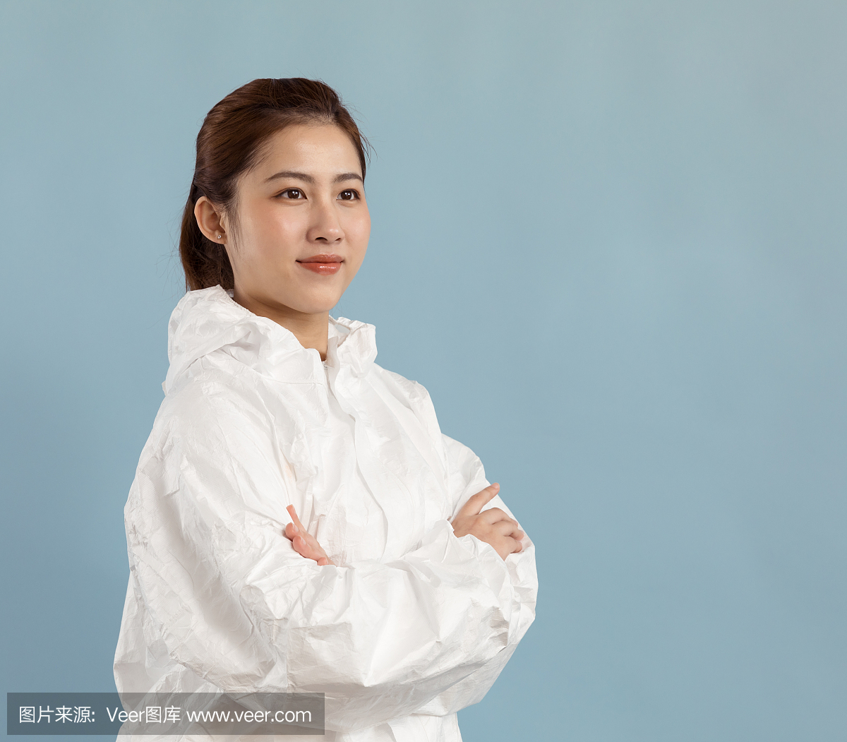 穿着隔离服的亚洲女科学家的肖像,摄影棚拍摄